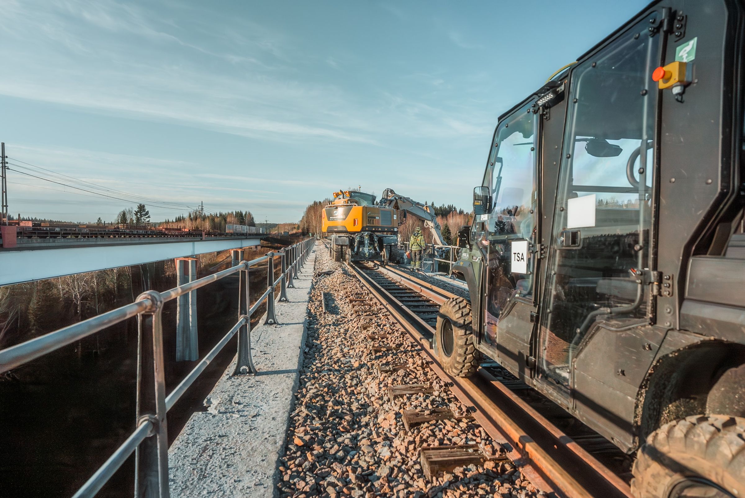Personal från Scandinavia Rail Service vid spåret